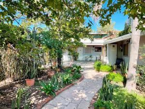 Κήπος έξω από το Nuevo Hotel Parador