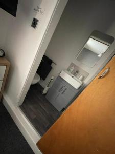 La petite salle de bains est pourvue d'un lavabo et de toilettes. dans l'établissement Harleys Reads Avenue, à Blackpool
