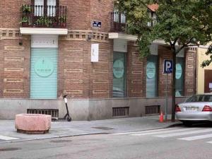 una moto estacionada frente a un edificio de ladrillo en Piso ideal en Goya junto a Wizink Center, en Madrid