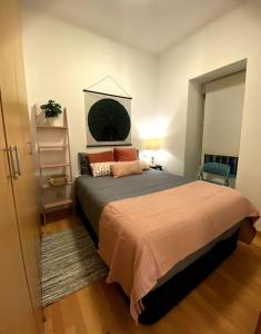 1 dormitorio con 1 cama grande y 1 silla en Piso ideal en Goya junto a Wizink Center, en Madrid