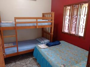 - une chambre avec des lits superposés et une fenêtre dans l'établissement Recanto das Palmeiras Alter do Chão, à Alter do Chão