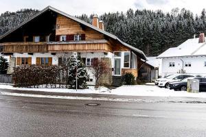 ein Holzhaus an der Straßenseite in der Unterkunft Säntisblick in Oberstaufen