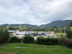 - une vue sur un parking avec des montagnes en arrière-plan dans l'établissement FEWO Bücheler, à Oberstaufen