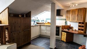 eine Küche mit Holzschränken und einem großen Fenster in der Unterkunft Giebelblick-D in Oberstaufen
