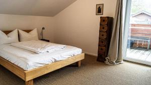 ein Schlafzimmer mit einem Bett und einem großen Fenster in der Unterkunft Giebelblick-D in Oberstaufen
