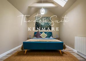 Postel nebo postele na pokoji v ubytování The Rose Suite Kenmare
