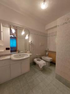 W łazience znajduje się umywalka, toaleta, wanna i umywalka. w obiekcie Agritur Widmann w mieście Coredo +32 zdjęcia