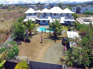 eine Luftansicht eines Hauses mit Pool in der Unterkunft Villa Leocia in Beau Vallon