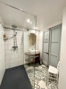 Vonios kambarys apgyvendinimo įstaigoje le petit chalus grand gite