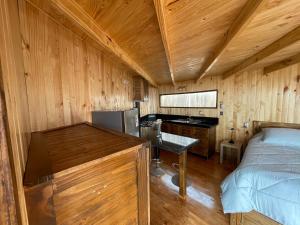 a room with a bed and a kitchen in a cabin at Casa al mare due - Matanzas y Pupuya in Navidad