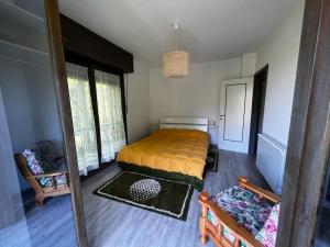Un pat sau paturi într-o cameră la Appartamento in Villa Storica