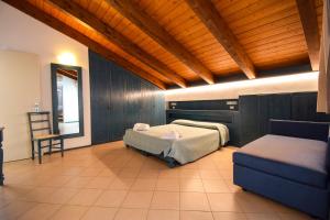 ein Zimmer mit 2 Betten und einem Stuhl darin in der Unterkunft Hotel La Plage in Cattolica