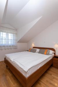 Postel nebo postele na pokoji v ubytování Apartments Crnekovic Jasna