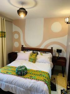 - une chambre avec un lit et des oreillers dans l'établissement Ishuro Villas, à Rukungiri