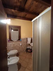 a bathroom with a toilet and a sink at La Casa del Nonno in Porano