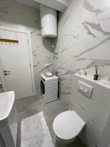 bagno bianco con servizi igienici e lavandino di Apartman Blok 51 a Banja Luka