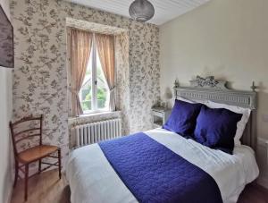 Postel nebo postele na pokoji v ubytování ‘Les Portes Bleues’ Chambres d’hôtes