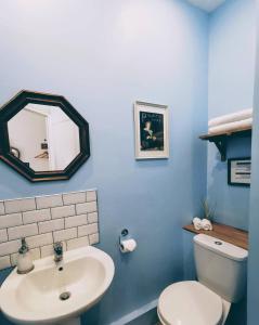 Imagen de la galería de ‘Les Portes Bleues’ Chambres d’hôtes, en Langourla