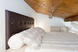 ローマにあるBrancaleone86 - The Loftのベッドルーム1室(大型ベッド1台、黒いヘッドボード付)