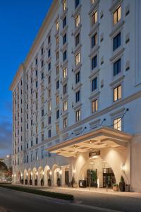 uma representação de um hotel com um grande edifício em THesis Hotel Miami em Miami