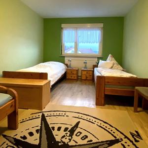 Habitación verde con 2 camas y ventana en Ferienwohnung Wolff, Kelkheim, en Kelkheim