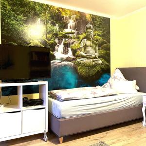 Una habitación con una pintura de un Buda en la pared. en Ferienwohnung Wolff, Kelkheim, en Kelkheim