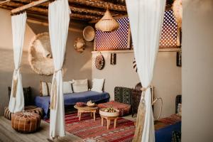 een woonkamer met een blauwe bank en een tafel bij Riad Alnadine in Marrakesh
