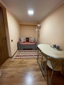 Cozy central apartment in Cluj Napoca في كلوي نابوكا: غرفة معيشة مع أريكة وطاولة