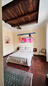 1 dormitorio con cama y techo de madera en Calabritto Suite, en Nápoles