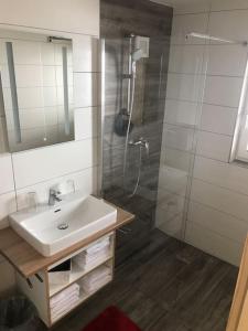 een badkamer met een wastafel en een douche bij Chalet Schröder in Klippitztorl