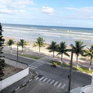 una persona que conduce una motocicleta en una carretera cerca de la playa en Apto Azul Oceano, en Mongaguá