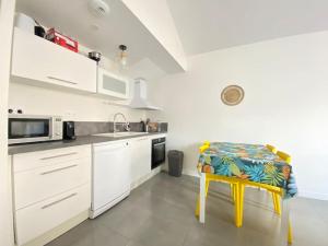 Cuisine ou kitchenette dans l'établissement Maison typée Arcachonnaise avec piscine commune 7 autres photos