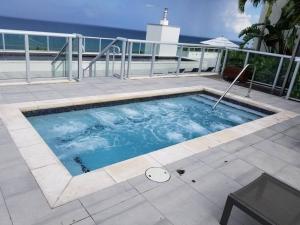 Басейн в или близо до Beachside Luxury KING Suite in 4 Star Resort with Rooftop Bar and Pool