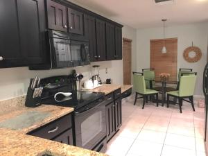 Køkken eller tekøkken på Sunny South Facing Pool with Hot Tub and Lake View Near Disney