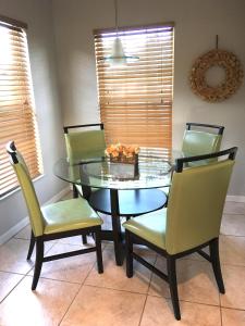 Et opholdsområde på Sunny South Facing Pool with Hot Tub and Lake View Near Disney + 74 billeder