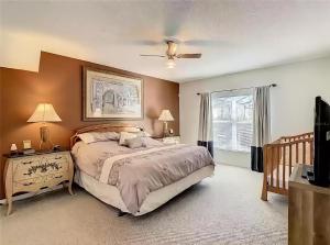 Un dormitorio con una cama grande y una ventana. en South Facing Pool - Family Friendly - Nr Disney, en Kissimmee 55 fotos más