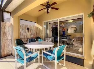 Un comedor con mesa y sillas y un ventilador de techo. en South Facing Pool - Family Friendly - Nr Disney, en Kissimmee