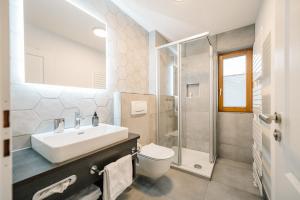 La salle de bains est pourvue d'un lavabo, de toilettes et d'une douche. dans l'établissement Moderne 3 Zi-FeWo "Vintage Style" 70 qm Nähe Freiburg, à Simonswald
