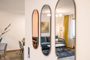 - un salon avec un canapé et deux miroirs dans l'établissement Moderne 3 Zi-FeWo "Vintage Style" 70 qm Nähe Freiburg, à Simonswald