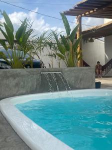 Casas Peroba Maragogi内部或周边的泳池