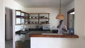 Casas Peroba Maragogi的厨房或小厨房