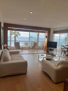 Telewizja i/lub zestaw kina domowego w obiekcie LUXURY front the BEACH PRINCIPADO