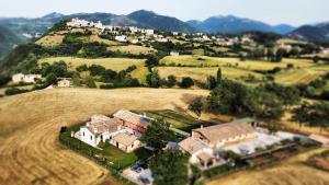 una vista aerea di una casa su una collina di Agriturismo Casale Montebello a Monteleone di Spoleto