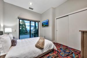 sypialnia z łóżkiem i dużym oknem w obiekcie LUXE 15 Blue Diamond Lodge Lake Tahoe Hot Tub w mieście Stateline