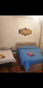 1 dormitorio con 2 camas y manta azul en Magic Casanova Flat in the heart of Venice, en Venecia