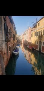 un grupo de barcos en un canal entre edificios en Magic Casanova Flat in the heart of Venice, en Venecia