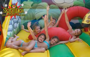 een groep kinderen op een opblaasbare speelplaats bij Hotel Globus in Rimini