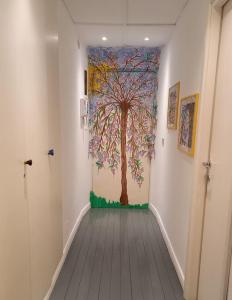 um corredor com uma pintura de uma árvore na parede em Vicolo San Trifone Cosy House em Roma