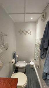 uma casa de banho branca com um WC e um chuveiro em Vicolo San Trifone Cosy House em Roma