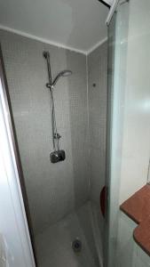 um chuveiro com uma porta de vidro na casa de banho em Vicolo San Trifone Cosy House em Roma